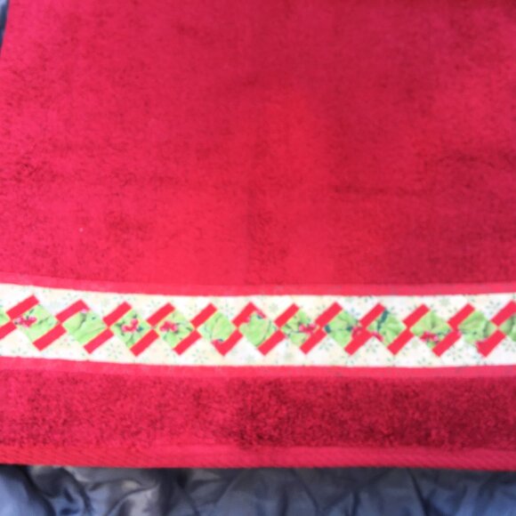 Hand Towel with Machine Quilted Design - Picture 15 of 16